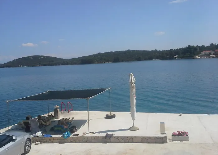 Pansion Alen - Dugi Otok לינה וארוחת בוקר 3*